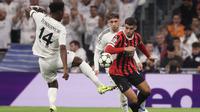 Gelandang Real Madrid asal Prancis Aurelien Tchouameni (kiri) ditantang oleh penyerang AC Milan asal Spanyol Alvaro Morata selama pertandingan sepak bola hari ke-4 fase liga Liga Champions UEFA antara Real Madrid CF dan AC Milan di stadion Santiago Bernabeu di Madrid pada tanggal 5 November 2024.Pierre-Philippe MARCOU / AFP