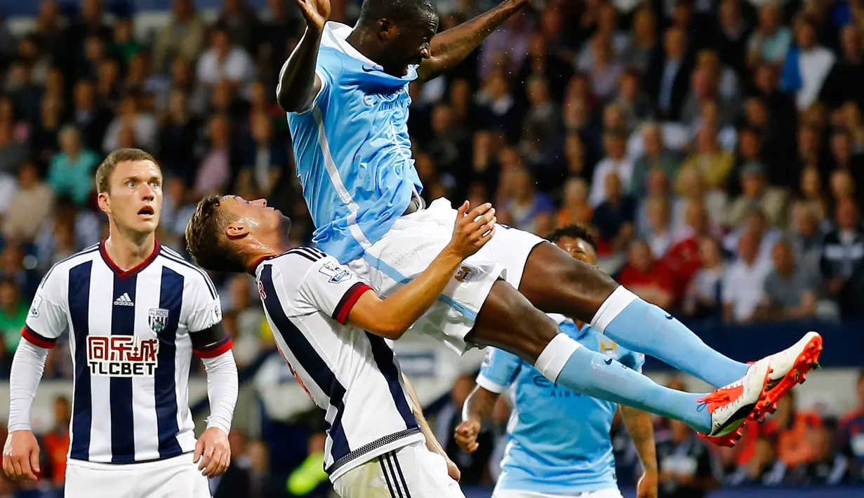 Gelandang Manchester City Yaya Toure saat menyundul bola di  The Hawthorns Stadium, markas West Bromwich Albion, Inggris,  Senin (10/8/2015). Manchester City menang telak dengan skor 3-0. (Reuters/Darren Staples)