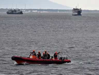 Tim penyelamat Indonesia mencari korban hilang dalam kecelakaan Kapal Motor Penumpang (KMP) Tunu Pratama Jaya di perairan Selat Bali dekat Jembrana, pada Sabtu 5 Juli 2025. (SONNY TUMBELAKA/AFP)