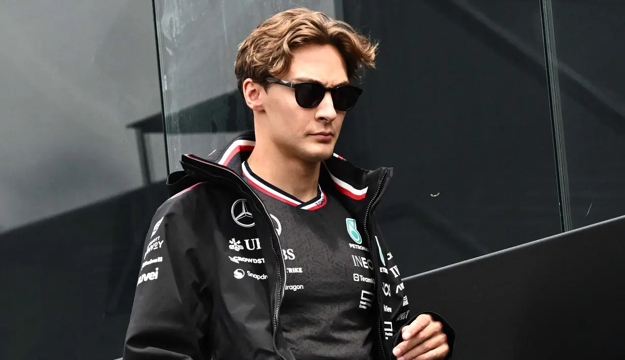 Pembalap Mercedes asal Inggris, George Russell tiba di lintasan balap Red Bull Ring di Spielberg, Austria, pada 27 Juni 2024. (Joe Klamar/AFP)