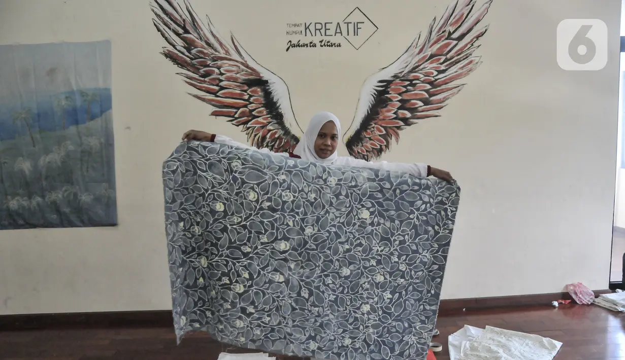 Warga menunjukkan Batik Tulis Koja di Tempat Kumpul Kreatif (TKK) Pasar Permai, Jakarta Utara, Senin (3/10/2022). Pelatihan yang digelar komunitas Batik Tulis Koja tersebut diperuntukkan bagi masyarakat umum, terutama warga Jakarta Utara sebagai bentuk meningkatkan minat serta melestarikan budaya batik yang mulai tergerus zaman. (merdeka.com/Iqbal S. Nugroho)
