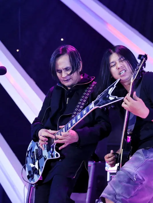 "Luar biasa keren, seru. Kayaknya ini pertama kali ada acara seperti ini lagi. Sekalian mengumumkan kalau musik rock masih sangat menarik untuk ditonton," ucap Krisyanto. (Adrian Putra/Bintang.com)