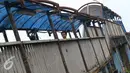 Pejalan kaki melintasi jembatan penyeberangan orang (JPO) yang tidak terawat di kawasan Universitas Indonesia, Depok, Jawa Barat, Selasa (11/10). (Liputan6.com/Immanuel Antonius)