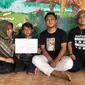 Tiga bersaudara di Gresik ini bernama belakang Dot Com. (Dian Kurniawan/Liputan6.com)