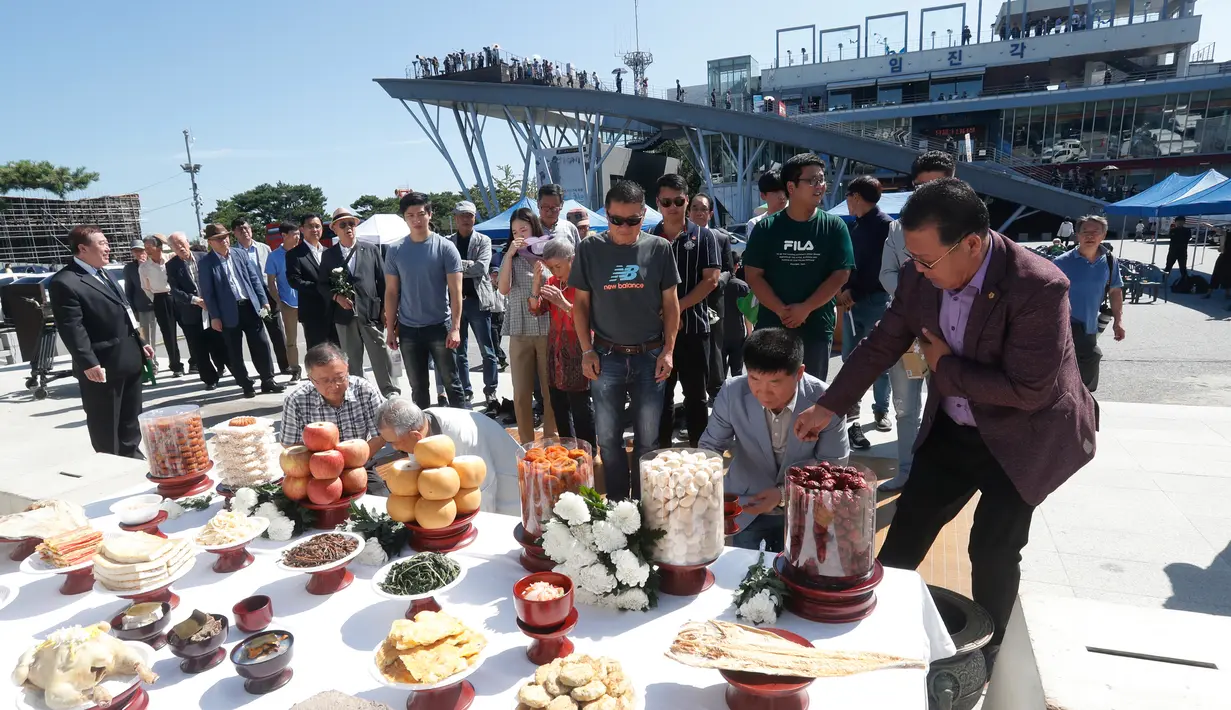 Pengungsi Korea Utara bersama anggota keluarganya memberikan penghormatan kepada leluhur selama upacara untuk merayakan Chuseok di Imjingak Pavilion, Paju dekat perbatasan dengan Korea Utara, Jumat (13/9/2019). Selebrasi panen atau Chuseok merupakan hari paling penting di Korea. (AP/Ahn Young-joon)