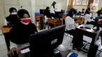 Peserta mengikuti ujian seleksi kompetensi Pegawai Pemerintah dengan Perjanjian Kerja (P3K) Guru di SMKN 2, Depok, Jawa Barat, Selasa (14/9/2021). Kemendikbud mulai Senin (13/9) secara serentak di Indonesia dilaksanakan ujian Seleksi Kompetensi P3K di 1000 lokasi. (merdeka.com/Arie Basuki)