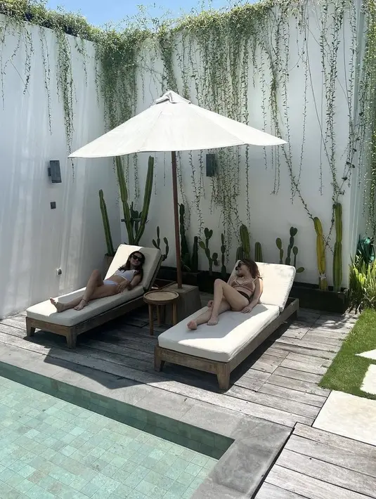 Zara Adhisty mengenakan bikini two piece. Dengan atasan two triangles dan bawahan hitam. (@zaraadhsty)