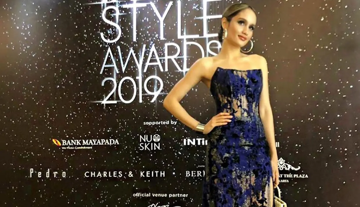 Saat menghadiri sebuah acara penghargaan pun cinta tampil mengenakan dress berwarna dengan detail bunga berwarna navy dan hitam. Tatanan rambut serta riasan wajahnya pun terlihat sederhana. (Liputan6.com/IG/@claurakiehl)