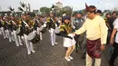 Menhub Budi Karya Sumadi menyapa salah satu pemain marching band pada acara puncak Hari Perhubungan Nasional di Lapangan Silang Monas, Jakarta, Minggu (17/9). Menhub Budi menggunakan baju khas daerahnya Palembang. (Liputan6.com/Immanuel Antonius)
