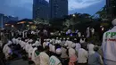 Beberapa ormas Islam dari berbagai daerah terlihat sedang menunaikan salat di pinggir jalan. Sekitar pukul 18.00 WIB, demonstran berangsur-angsur meninggalkan lokasi. (Nurwahyunan/Bintang.com)