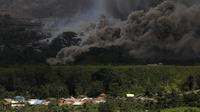Kepulan awan panas dari Gunung Sinabung membubung ke angkasa, di deket desa Kuta Tonggal, Karo, Sumatera Utara, Rabu (24/6/2015). Sekitar 10.000 jiwa warga yang tinggal di kaki Gunung Sinabung, kini berada di posko pengungsian. (REUTERS/Beawiharta)