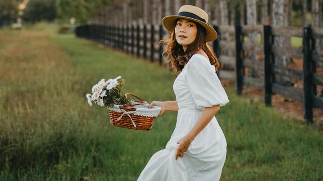 baju putih santai di kebun