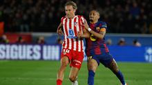 Marcos Llorente dan Raphina berebut bola dalam laga leg kedua semifinal Copa del Rey antara Barcelona vs Atletico Madrid di Camp Nou, 4 Maret 2026. (AP Photo/Joan Monfort)