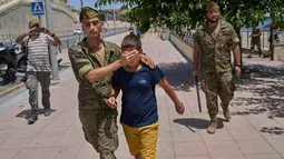 Tangis Anak Migran Hentikan Deportasi di Ceuta