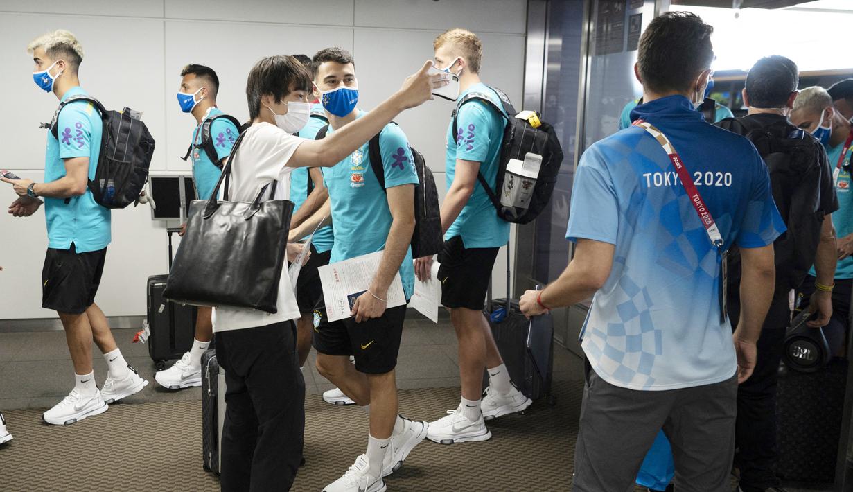 Para pemain Timnas Brasil yang baru tiba di Bandara Internasional Narita langsung diserbu fans yang meminta tandangan tangan maupun foto bersama. (Foto:AFP/Charly Triballeau)