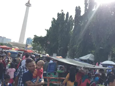 PKL memenuhi akses jalan di sekitar kawasan Monas, Jakarta, Senin (1/1). Kurangnya pengawasan menyebabkan banyak PKL dan parkir liar memenuhi kawasan tersebut sehingga menimbulkan kesemrawutan. (Liputan6.com/Immanuel Antonius)
