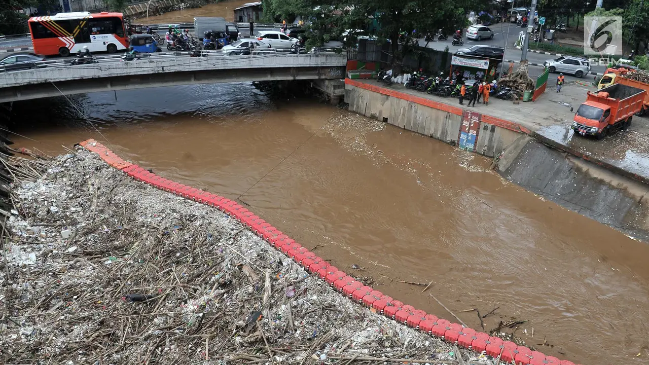 Arus Meningkat, Ratusan Kubik Sampah Penuhi Pintu Air Manggarai