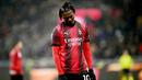 Pemain AC Milan, Rafael Leao, tertunduk lesu setelah ditaklukkan Inter MIlan dalam duel pekan ke-33 Serie A 2023/2024 di Stadion San Siro, Selasa (23/4/2024). (AFP/Marco Bertorello)