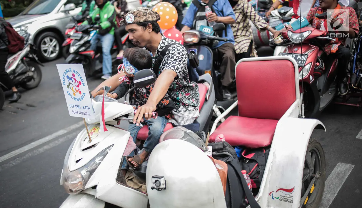 Penyandang disabilitas dengan menggunakan kendaraan yang dimodifikasi khusus mengikuti pawai budaya di kawasan MH Thamrin, Jakarta, Selasa (27/8/2019). Kegiatan bertema “Menuju Disabilitas Merdeka' itu menuntut pemerintah untuk tidak melakukan diskriminasi terhadap mereka. (Liputan6.com/Faizal Fanan