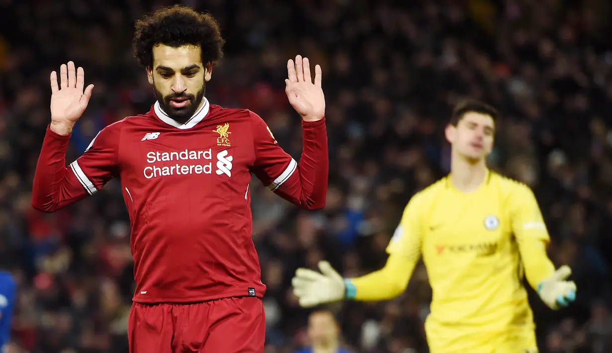 Gelandang Liverpool, Mohamed Salah, tanpa selebrasi usai mencetak gol ke gawang Chelsea pada laga Premier League di Stadion Anfield, Sabtu (25/11/2017). Kedua tim bermain imbang 1-1. (AFP/Paul Ellis)