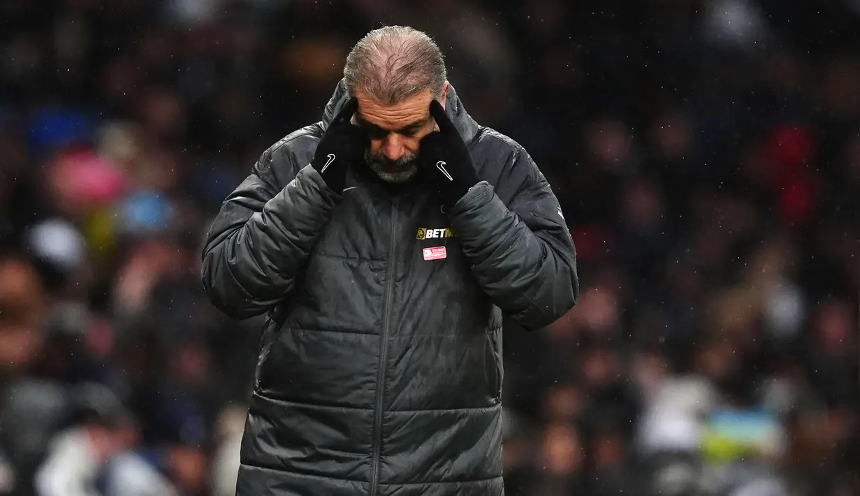 Pelatih Tottenham Hotspur, Ange Postecoglou, tak mampu menutupi kekecewaan setelah anak asuhnya kembali telan kekalahan di lanjutan Liga Inggris 2024-2025. (Mike Egerton/PA via AP)