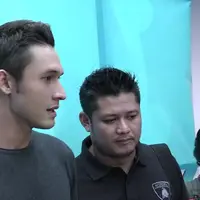 Meskipun Indra Bruggman sedang diterpa kabar miring tentang pernikahan siri dengan Soraya Abdullah, Indra tetap menjaga komunikasinya dengan Soraya dan anaknya.