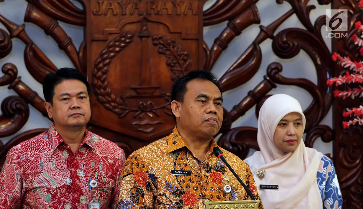 Plh Gubernur DKI Jakarta, Saefullah mengumumkan penetapan UMP DKI 2019 di Balai Kota Jakarta, Kamis (11/1). Saefullah menyampaikan, UMP ditetapkan berdasarkan Peraturan Pemerintah Nomor 78 Tahun 2015 tentang Pengupahan. (Liputan6.com/Johan Tallo)