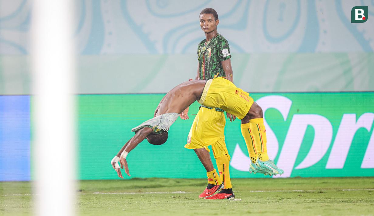 <p>Selebrasi kemenangan pemain Timnas Mali U-17, Ibrahim kanate dengan melaukan salto setelah mengalahkan Timnas Argentina U-17 dengan skor 3-0 pada laga perebutan tempat ketiga Piala Dunia U-17 2023 di Stadion Manahan, Solo, Jumat (1/12/2023). (Bola.com/Bagaskara Lazuardi)</p>