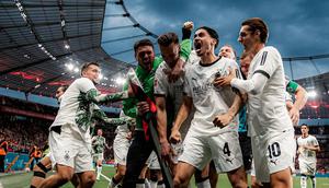 Kevin Diks merayakan gol yang dicetak Haris Tabakovic ke gawang Bayer Leverkusen dalam laga pekan keempat Bundesliga 2025/2026, Minggu (21/9/2025) malam. (Instagram Kevin Diks)