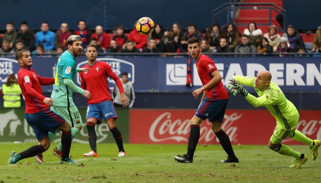 Pemain Osasuna saat berhadapan dengan Barcelona di laga pertama La Liga. (AP Photo/Manu Fernandez)