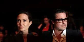 Angelina Jolie mulai berkencan dengan Brad Pitt saat Brad masih menikah dengan Jennifer Aniston. Brad pun meninggalkan Jen demi bersama Angie. (CARL COURT/AFP)
