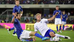 Perebutan bola antara pemain Italia dengan pemain Finlandia pada laga persahabatan di Stadion Marc'Antonio Bentegodi, Verona, Selasa (7/6/2016) dini hari WIB. (AFP/Olivier Morin)