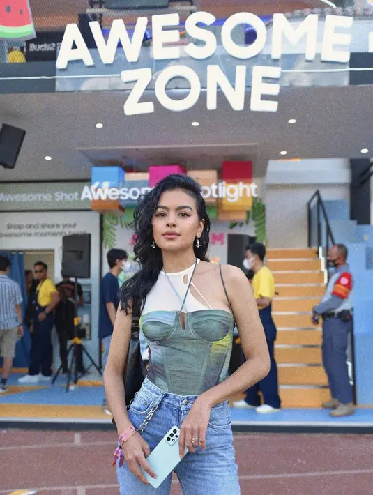 Sedangkan Eva Celia menghadirkan gaya unik yang tidak membosankan. Paduan ragam fashion item, menjadikan tampilannya terlihat eklektik.