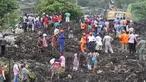 Petugas penyelamat mencari para korban yang tertimbun gunungan sampah longsor di ibu kota Mozambik, Maputo,  Senin (19/2). Gunung sampah tersebut menghancurkan beberapa rumah dan menewaskan sedikitnya 17 orang. (AP/Ferhat Momade)