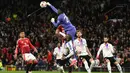Kiper Manchester United, Andre Onana berusaha menghalau bola dalam laga lanjutan Liga Europa 2024/2025 melawan Lyon di Old Trafford, Manchester, Inggris, Jumat (18/04/2025) dini hari WIB. (AFP/Oli Scarff)