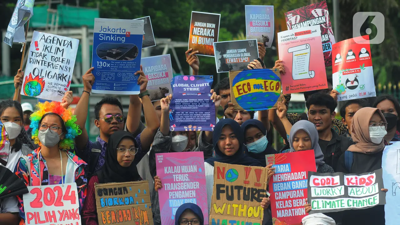 Massa Aktivis Lingkungan Hidup Demo Krisis Iklim di Kawasan Monas