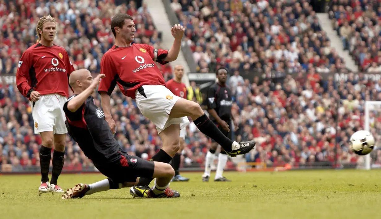 Roy Keane dikenal sebagai gelandang yang keras kepala dan memiliki gaya bermain yang kadang sembrono, namun prestasinya bersama Manchester United tak perlu diragukan lagi. Ia berhasil mengoleksi 7 piala Liga Inggris dan 4 Piala FA dari 12 musimnya bersama Setan Merah. (Foto: AFP/Paul Barker)