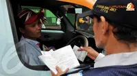 Petugas memeriksa KIR Mikrolet dalam razia yang digelar di Lapangan Banteng, Jakarta Pusat. Mobil yang ditilang akan ditahan selama 14 hari baru bisa diambil kembali (Liputan6.com/Johan Tallo)
