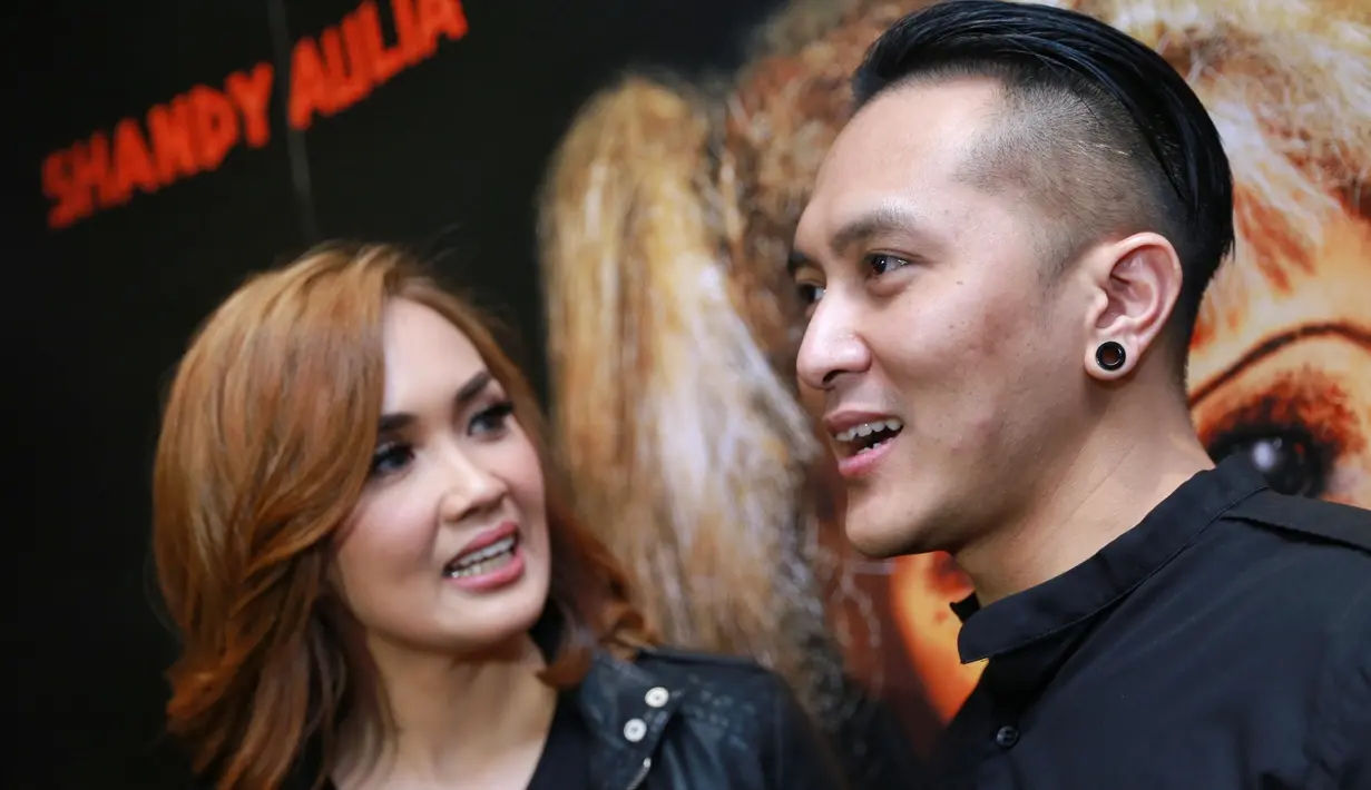 "Oh kalau tahun ini enggak (ada gangguan seperti itu). Secara spiritual pandangan saya berbeda ya soal yang tak kasat mata," tutur Demian. "Alhamdulillah, enggak tahun ini ya, mau main ke rumah saya yuk?," goda Sara senyum. (Adrian Putra/Bintang.com)