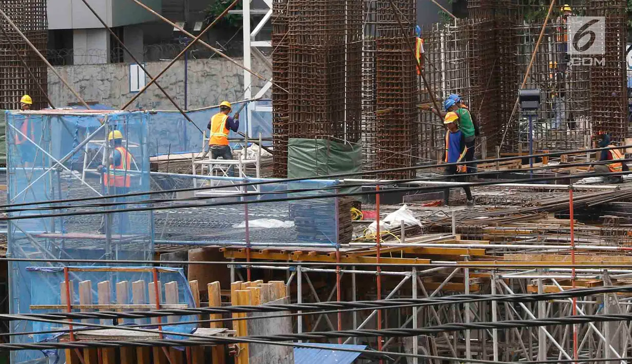 Pekerja membangun konstruksi bangunan bertingkat di Jakarta, Jumat (18/1). Pemerintah akan membatasi baja impor yang masuk ke Indonesia mulai 20 Januari 2019. (Liputan6.com/Immanuel Antonius)