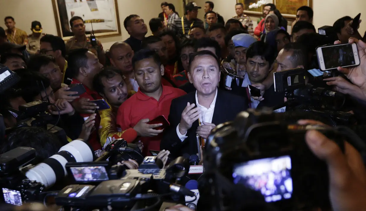 Ketua Umum PSSI, Mochamad Iriawan, memberikan keterangan kepada wartawan saat KLB PSSI di Hotel Shangri-La, Jakarta, Minggu (2/11/2019). Iwan akan memimpin PSSI selama empat tahun, dari 2019 hingga 2023. (Bola.com/M Iqbal Ichsan)