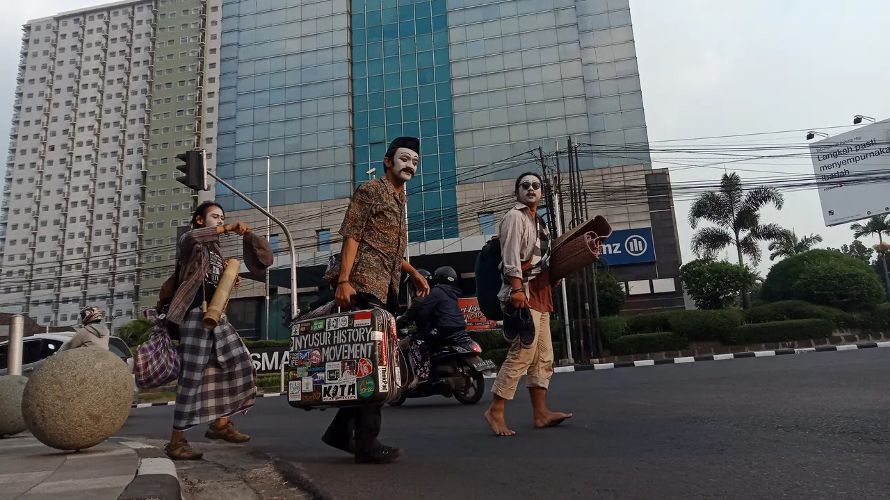Seniman di Bandung merespon fenomena mudik dengan melakukan pantomim