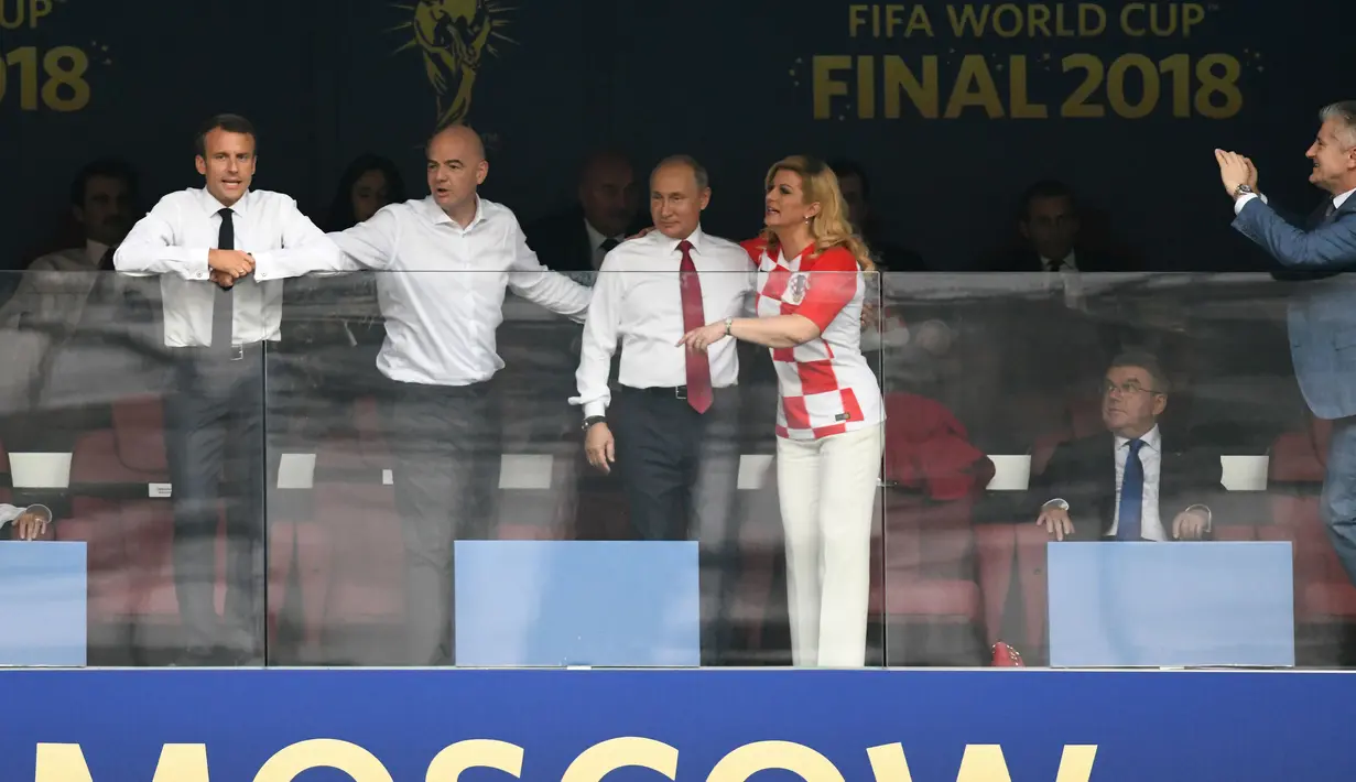 Presiden Prancis Emmanuel Macron, Presiden FIFA Gianni Infantino, Presiden Rusia Vladimir Putin dan Presiden Kroasia Kolinda Grabar-Kitarovic tampil bersama menjelang final Piala Dunia 2018 di Stadion Luzhniki, Moskow (15/7). (AFP Photo/Christophe Simon)