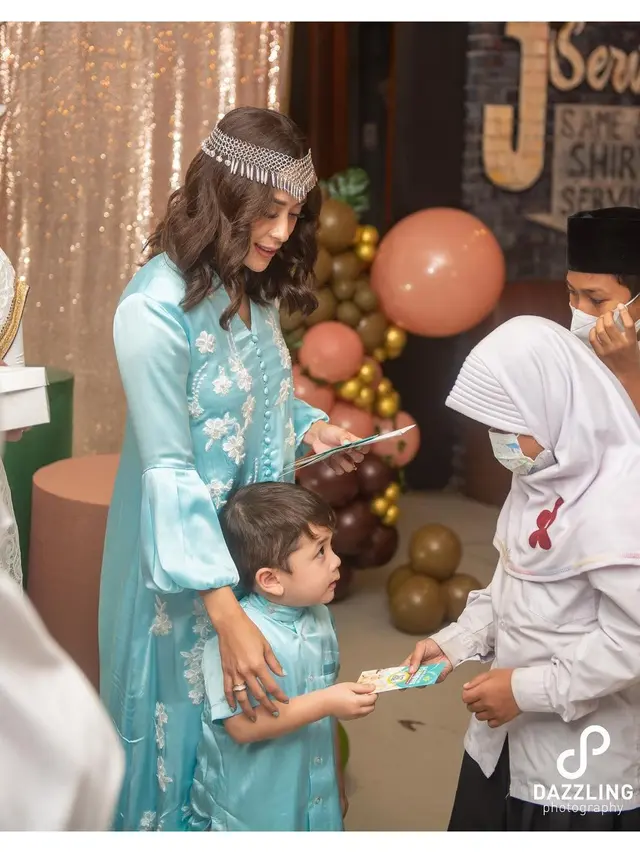 7 Potret Perayaan Ulang Tahun Selvi Kitty ke-29, Meriah Dihadiri Rekan Artis