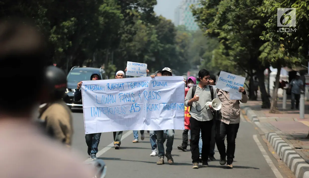 Massa yang tergabung dalam Front Perjuangan Rakyat (FPR)-Indonesia menggelar aksi di Taman Aspirasi, depan Istana Merdeka, Jakarta, Selasa (20/8/2019). Massa mengutuk dan mengecam keras tindasan fasis dan rasis yang dilakukan oleh aparat negara terhadap rakyat Papua. (Liputan6.com/Faizal Fanan)