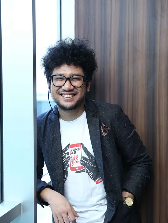 "Seru banget, tahun lalu saya sempat menang, sekarang diajak ikut terlibat lagi. Dapat dua nominasi," kata Kunto Aji di konferensi pers Anugerah Planet Muzik 2016, Mega Kuningan, Jakarta Selatan, Selasa (26/7). (Nurwahyunan/Bintang.com)