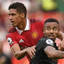 Erik ten Hag mempercayakan Raphael Varane mengisi pos bertahan Manchester United bersama Lisandro Martinez. Kontribusinya cukup memuaskan dengan membuat 2,4 tekel sukses dan 4,8 sapuan per laga. Ia juga mampu memenangkan 2 duel udara per laga. Raphael Varane mendapatkan rating sebesar 6,84 oleh Whoscored. (AFP/Oli Scarff)