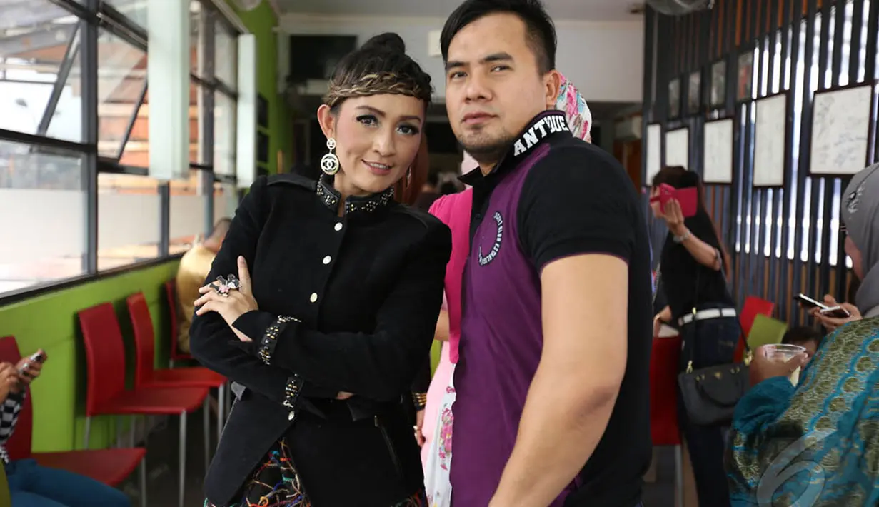Dalam waktu singkat, Saipul Jamil kembali menjalin kedekatan dengan pedangdut Indah Sari. Namun, saat hubungan mereka belum terang statusnya, Bang Ipul kembali kepergok menggandeng wanita cantik lainnya. (Liputan6.com/Rini Suhartini)
