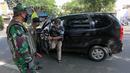 Petugas memindahkan penumpang yang duduk berdampingan dengan pengemudi mobil pada hari pertama PSBB di jalur check point Jalan Ir. H Juanda, Ciputat, Tangerang Selatan (18/4/2020). Status PSBB bertujuan untuk mengurangi jumlah penyebaran Covid-19 di wilayah Tangerang. (Liputan6.com/Fery Pradolo)