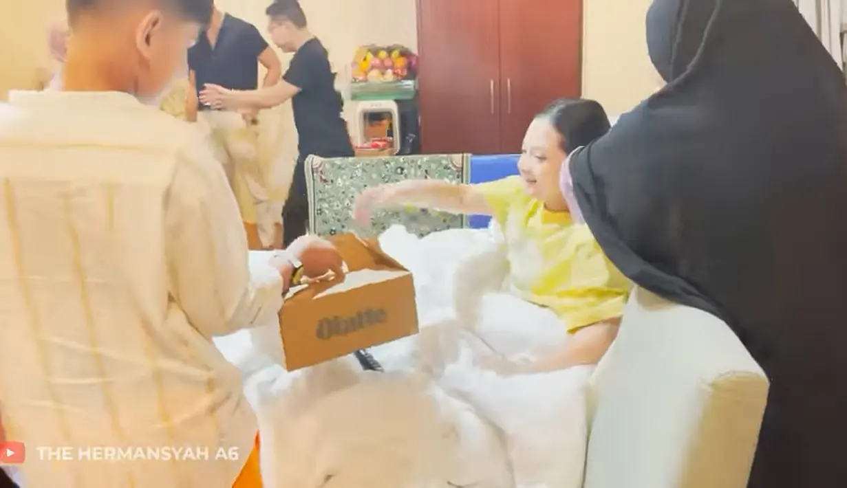 Selain itu keluarga Fairuz bersama suami dan anak-anaknya juga datang menjenguk. Anak Fairuz tampak memberikan kotak warna cokelat untuk Arsy. Arsy tampak begitu senang banyak yang datang. Ia juga seperti biasa terlihat ceria saat bercerita. [Youtube/The Hermansyah A6]